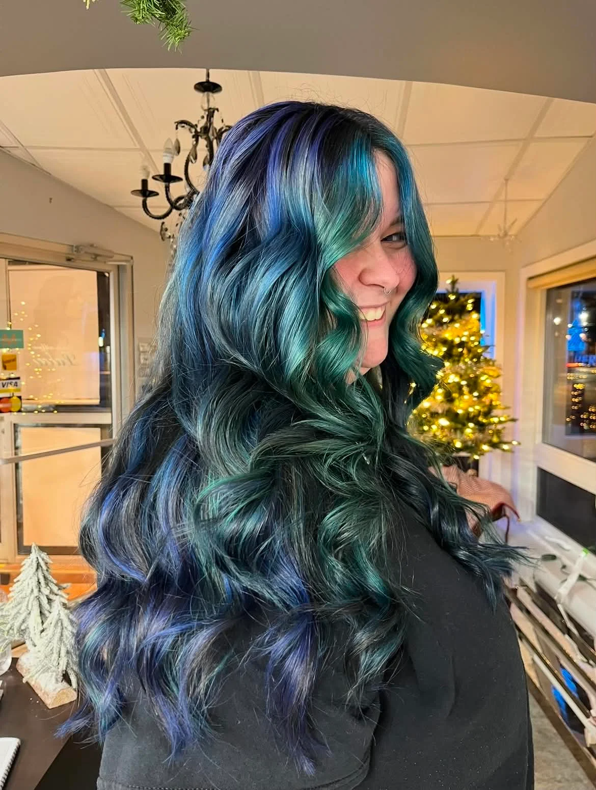 Coloration bleue et turquoise sur cheveux longs