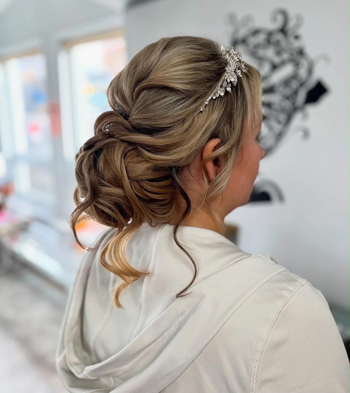 Chignon blond sophistiqué avec bijou